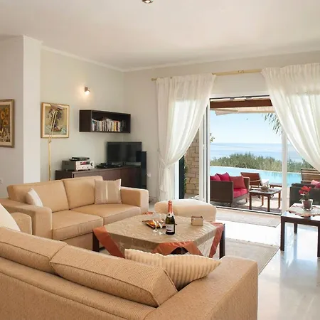 Nisaki Sleeps 10 Pool Wifi Villa *