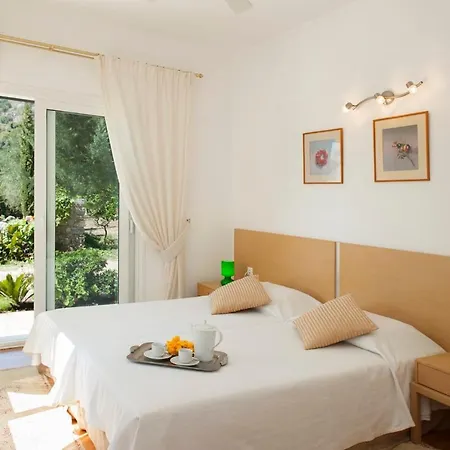 Nisaki Sleeps 10 Pool Wifi Villa