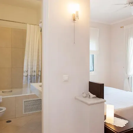 Villa Nisaki Sleeps 10 Pool Wifi
