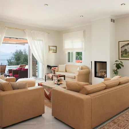 Villa Nisaki Sleeps 10 Pool Wifi *