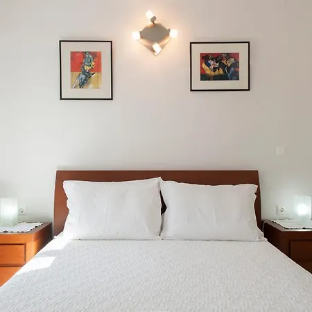 Nisaki Sleeps 10 Pool Wifi Villa *